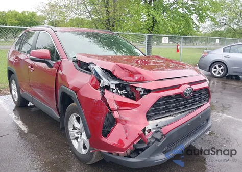 2019 Toyota Rav4 Xle z USA, uszkodzony, nr VIN JTMP1RFV5KD042503